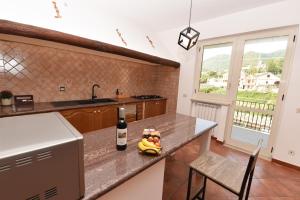 kuchnia z blatem z bananami i butelką wina w obiekcie Chez Luke Apartments in Agerola w mieście Agerola