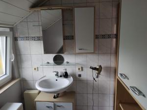 y baño con lavabo y espejo. en Schönes einfaches Zimmer in Nethen (nähe Rastede) en Rastede
