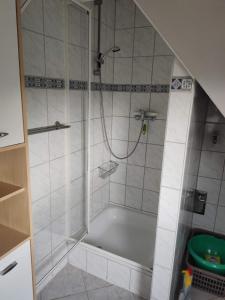 y baño con ducha y bañera. en Schönes einfaches Zimmer in Nethen (nähe Rastede) en Rastede