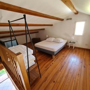 - une chambre avec des lits superposés et du parquet dans l'établissement Le gîte de La Badassière, à Forcalquier