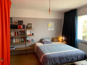 Posteľ alebo postele v izbe v ubytovaní Bright and quiet house with two gardens north shade and south sun