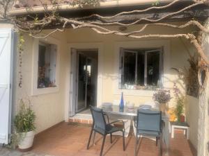 Balkón alebo terasa v ubytovaní Bright and quiet house with two gardens north shade and south sun