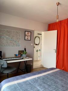 Posteľ alebo postele v izbe v ubytovaní Bright and quiet house with two gardens north shade and south sun