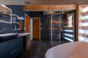 ein Badezimmer mit Badewanne, Waschbecken und Dusche in der Unterkunft Chalet Les Bognettes 10 personnes in Le Grand-Bornand + 36 Fotos
