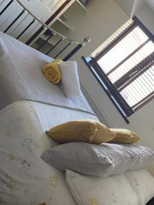 - une chambre avec 2 lits avec des oreillers et une fenêtre dans l'établissement Meadowview Cottage, Garden View, à Camborne