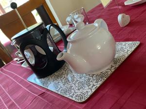 una teiera nera e bianca su un tavolo di Meadowview Cottage, Garden View a Camborne Altre 4 foto