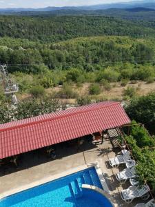 - une vue aérienne sur un complexe avec une piscine dans l'établissement Family Hotel Arbanashka Sreshta, à Arbanasi