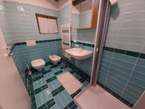Ванна кімната в Veneziacentopercento Rooms