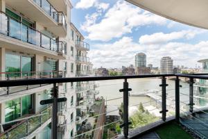 een balkon met uitzicht op een rivier en gebouwen bij Beautiful river view close to London Eye in Londen