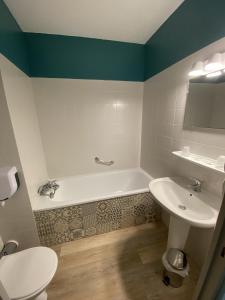 Kylpyhuone majoituspaikassa Hotel de la Jonte