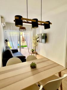 TV a/nebo společenská místnost v ubytování Albir21 Ground floor by Albir Proper Properties