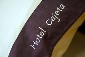 uma gravata castanha com a palavra esperança escrita nela em Hotel Cajeta em Buia