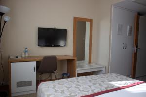 TV a/nebo společenská místnost v ubytování Trakya City Hotel