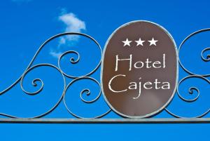 una valla metálica con un cartel que diga caza de hotel en Hotel Cajeta en Buia