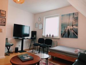 a living room with a couch and a tv at Luhne Boutique Pension in Luhne