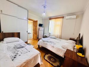 Postel nebo postele na pokoji v ubytování Dato's GuestHouse