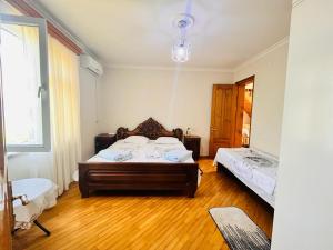 Postel nebo postele na pokoji v ubytování Dato's GuestHouse