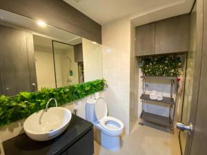 Ένα μπάνιο στο Lavenderbnb Room 8 at Mataram City +11 φωτογραφίες