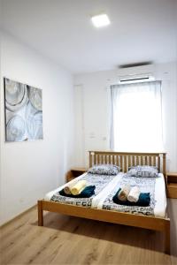 um quarto com uma cama e uma janela em Hostel Soline em Portorož