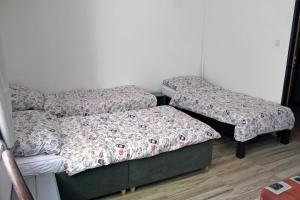 Posteľ alebo postele v izbe v ubytovaní Dusan Apartments