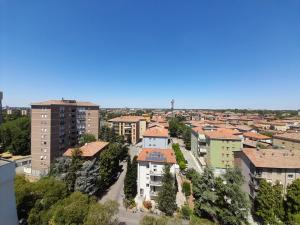 una vista aerea di una città con edifici di A casa di Annamaria a Reggio Emilia