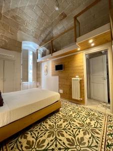 モノーポリにあるVittorio Emanuele Apartmentの部屋の中に大きなベッドがある寝室