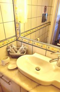 Kúpeľňa v ubytovaní Downtown, penthouse apartment with great view, Pagkrati
