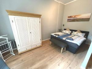 1 dormitorio pequeño con 1 cama y armario en Gästehaus Sternschanze - App1 Admiral en Stralsund