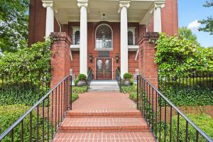 Afbeelding uit fotogalerij van The James Madison Inn in Madison