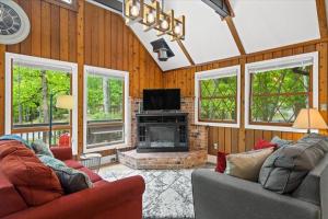 Setusvæði á The Gingerbread House: 4 BR chalet, w/ Sunroom/Deck, sleeps 12, modern amenities