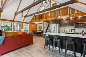 Gallery image of The Gingerbread House: 4 BR chalet, w/ Sunroom/Deck, sleeps 12, modern amenities in McGaheysville