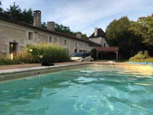 - une piscine dans la cour d'une maison dans l'établissement Maison Périgord vert piscine et spa, à La Roche-Chalais