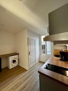 a kitchen with a washer and dryer in a room at Appartement Centre ville Le Havre in Le Havre
