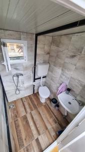 ein kleines Bad mit WC und Waschbecken in der Unterkunft Splav na dan Waterhouse in Belgrad
