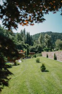 O grădină în afara Hotel Bischofhof - Bistro Jasmin