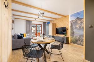 Televízia a/alebo spoločenská miestnosť v ubytovaní Premium Apartments Salwatoriańska Mountain View Zakopane by Renters Prestige