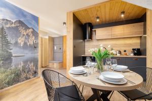 Kuchyňa alebo kuchynka v ubytovaní Premium Apartments Salwatoriańska Mountain View Zakopane by Renters Prestige