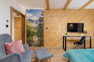 Televízia a/alebo spoločenská miestnosť v ubytovaní Premium Apartments Salwatoriańska Mountain View Zakopane by Renters Prestige