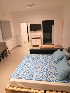 1 dormitorio con 1 cama grande en una habitación en The Blue Gate 6, en Mascate