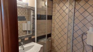 a bathroom with a sink and a mirror at SHLEY House 1 in Artemida