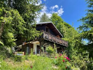 Byggnaden som denna chalet ligger i