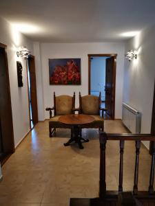 - un salon avec une table et deux chaises dans l'établissement Family Hotel Arbanashka Sreshta, à Arbanasi