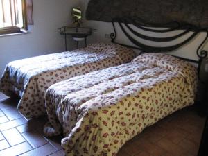 2 letti posti uno accanto all'altro in una camera da letto di Villa Olivi a Giampierone