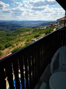 - une vue depuis le balcon d'une maison dans l'établissement Family Hotel Arbanashka Sreshta, à Arbanasi