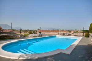 una piscina en un complejo con agua azul en Villa Ardea en Soiano del Lago
