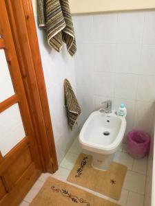 A bathroom at L 'Alcova Holidays Home CENTRO STORICO