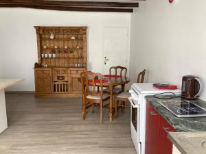 Φωτογραφία από το άλμπουμ του La Maison des Roses 1-Bed House in Genouille σε Génouillé