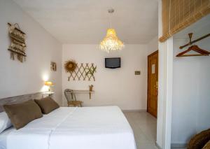 Postel nebo postele na pokoji v ubytování LOS NAREJOS Hotel
