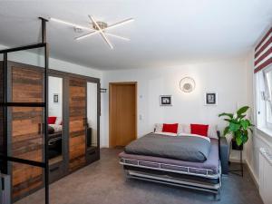 阿恩施塔特City Appartements Arnstadt的一间卧室配有一张床和吊扇