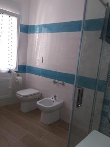 La salle de bains est pourvue de toilettes, d'un lavabo et d'une douche. dans l'établissement APPARTAMENTI MAZARA, à Mazara del Vallo